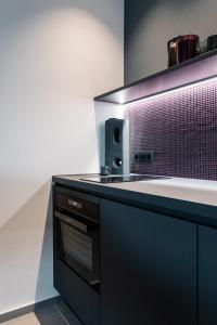 Dapur atau dapur kecil di Exklusive Design Appartement BlackBerry Neubau