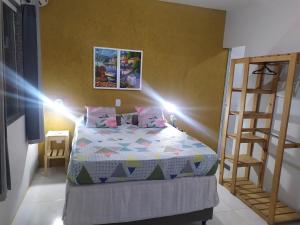 Un dormitorio con una cama y una escalera. en Studio Mar & Sol en Armacao dos Buzios
