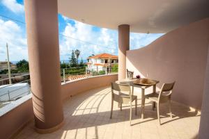 een patio met een tafel en stoelen op een balkon bij La Vigna in Santa Domenica