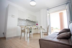 een keuken met een tafel en stoelen in een kamer bij La Vigna in Santa Domenica