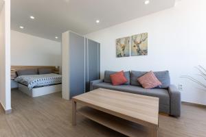 salon z kanapą i łóżkiem w obiekcie Seaview 1 bedroom modern apartment w mieście Fuengirola