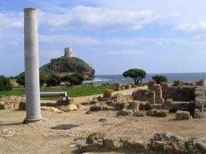 una isla con una columna frente al océano en FeA, en Capoterra