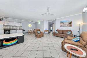 uma grande sala de estar com sofás e uma cozinha em Nightcliff Foreshore Getaway - McKay Gardens em Nightcliff