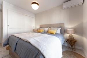 フエンヒロラにあるCasa Nordicのベッドルーム1室(大型ベッド1台、黄色い枕付)