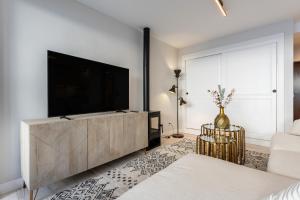 フエンヒロラにあるCasa Nordicの大型薄型テレビのあるリビングルーム