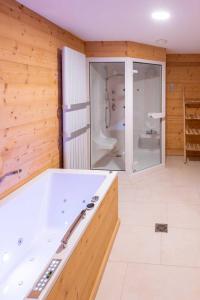 y baño grande con bañera y ducha. en Ferienwohnungen Gerold, Kreuth-Reitrain en Oberach