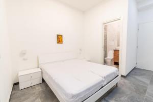Habitación blanca con cama y baño. en Paloma Apartment, en Palermo