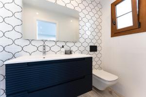 フエンヒロラにあるCasa Nordicの洗面台とトイレ付きのバスルーム +17枚の写真