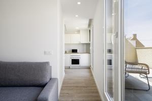 een woonkamer met een bank en een keuken bij apartamentos en vallecas in Madrid