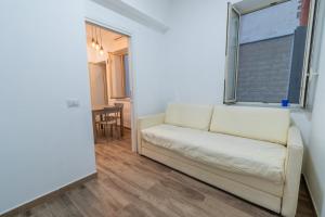 sala de estar con sofá y ventana en Paloma Apartment, en Palermo