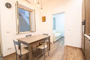 cocina y comedor con mesa de madera y sillas en Paloma Apartment, en Palermo