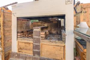 un horno de pizza al aire libre en un edificio en Casa Balbuena,centro de interpretación de la vía láctea en San Vicente de O Grove