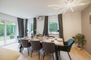 a dining room with a table and chairs at CATO Ferienhaus in Kiefersfelden