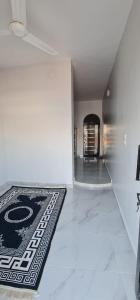 um corredor com um tapete no chão de um edifício em Onaty Narty Guest house em Aswan
