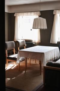 a room with a table and chairs and a window at Pößnecker Werkstätten -Tessenow Wohnung in Pößneck