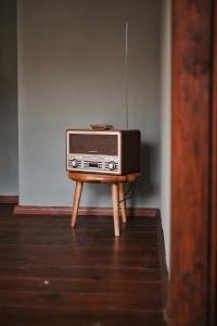 una pequeña radio sentada en una mesa en una habitación en Pößnecker Werkstätten -Tessenow Wohnung en Pößneck