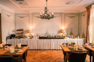 ein Esszimmer mit Tischen und ein Buffet im Hintergrund in der Unterkunft Louisa's Place in Berlin