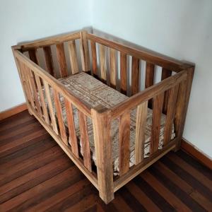 Picalélouba في Nosy Komba: وجود سرير خشبي على أرضية خشبية