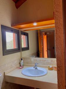 y baño con lavabo y espejo. en Cabañas Villa Luz en Salsipuedes