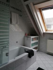 a bathroom with a bath tub and a window at Ferienwohnung Ruheoase in Bad Kissingen