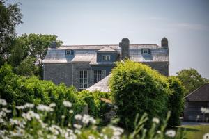 ein großes Steinhaus mit Garten davor in der Unterkunft Maberly House in South Pool