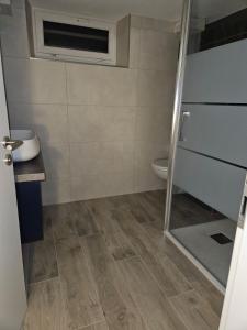 bagno con servizi igienici, finestra e porta di Appartement neuf 1 à 6 personnes dans maison individuelle a Haguenau