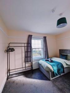 a bedroom with a bed and a window at Spacious & Budget Friendly 5 Bed Home! in Maidenhead