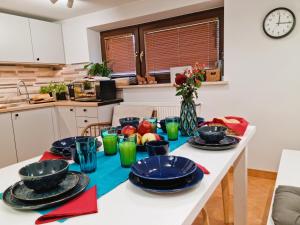 stół z talerzami i miskami w kuchni w obiekcie Gościniec Skorusa w mieście Kościelisko