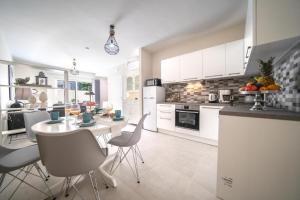 A kitchen or kitchenette at Alma City Center Apartment's