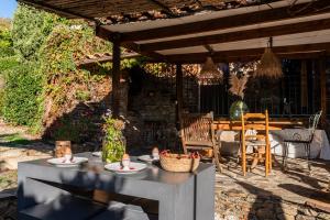 un patio con una mesa con platos y velas en Villa la Finca, en Montferrer