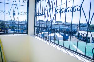 - un balcon avec vue sur la piscine dans l'établissement At's Apartment, à Mombasa