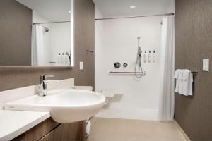 SpringHill Suites by Marriott Cincinnati Mason的一间浴室