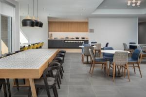 SpringHill Suites by Marriott Cincinnati Mason的厨房或小厨房