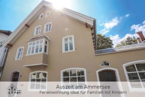 una casa con el sol brillando en ella en Ferienwohnung ideal für Familien mit Kindern en Dießen am Ammersee