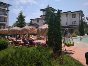ein Resort mit Stühlen und Sonnenschirmen sowie einem Pool in der Unterkunft Emerald beach resort and spa , SATIN 705 , Macedonia Street 61, Nesebar Ravda 8238 , in Rawda