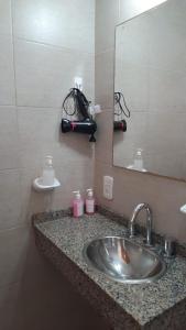 a bathroom counter with a sink and a mirror at LA ESTACION in Gualeguaychú