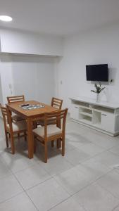 ein Esszimmer mit einem Tisch und Stühlen sowie einem TV in der Unterkunft LA ESTACION in Gualeguaychú