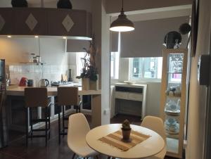kuchnia ze stołem, krzesłami i blatem w obiekcie Cathy´s Home w mieście Flic-en-Flac