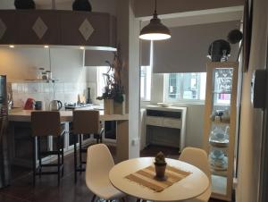 a kitchen with a table and some chairs and a counter at Cathy´s Home in Flic-en-Flac