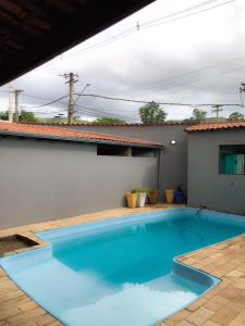 uma piscina no quintal de uma casa em CASA PARA VISITANTES E ROMARIAS DA NOSSA SRA. DE APARECIDA em Aparecida