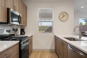 Η κουζίνα ή μικρή κουζίνα στο Hallser's Hive #4 townhouse +33 φωτογραφίες