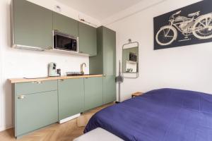 a bedroom with green cabinets and a bed at Joli Studio, Esplanade Compans Caffarelli, Wifi in Toulouse