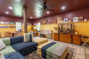 Χώρος καθιστικού στο Holler Hall Creekside Mountain Cabin Retreat