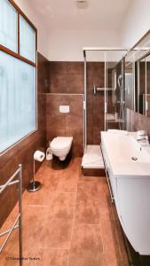 ein Bad mit einem WC, einer Dusche und einem Waschbecken in der Unterkunft Appartement Cervantes 13 in Wien
