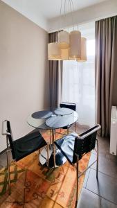 ein Esszimmer mit einem Tisch und 2 Stühlen in der Unterkunft Appartement Cervantes 13 in Wien