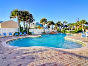 einen Pool in einem Resort mit Palmen in der Unterkunft Majestic Beach Towers II 1902 in Panama City Beach