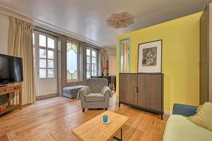 Una televisión o centro de entretenimiento en UtoPique - 2 min Palais des Papes - WiFi - Patio