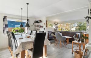 jadalnia i salon ze stołem i krzesłami w obiekcie Amazing Home In Korsr With Kitchen w mieście Korsør