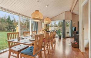 a dining room with a table and chairs at Stunning Home In Fjerritslev With Wifi in Fjerritslev