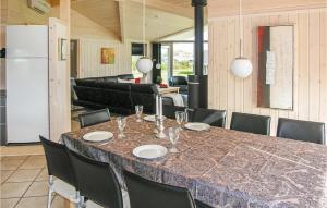 SpodsbjergにあるAwesome Home In Rudkbing With Saunaのダイニングルーム(テーブル、椅子付)